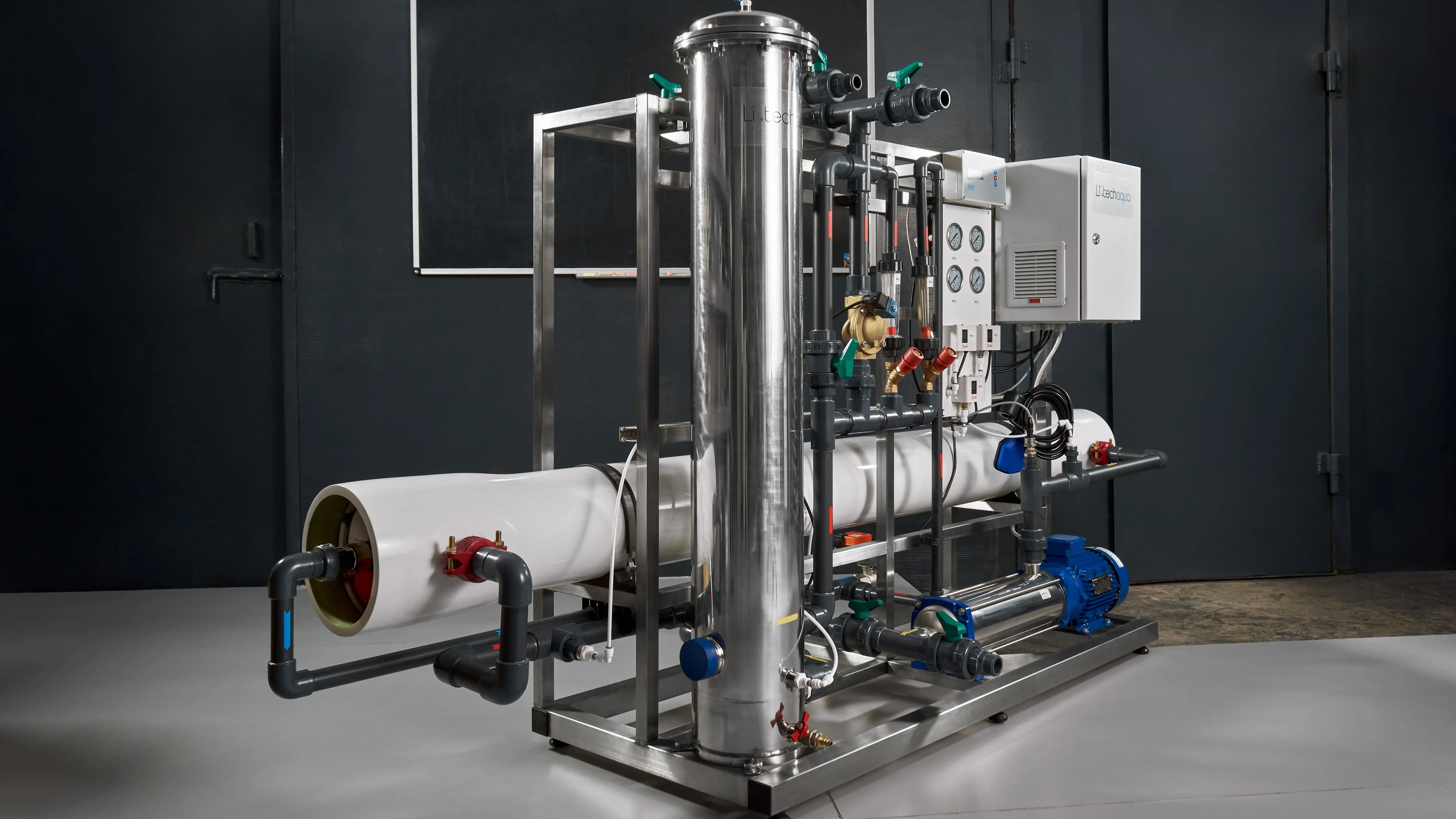 Which elements of industrial reverse osmosis systems are made of stainless steel?